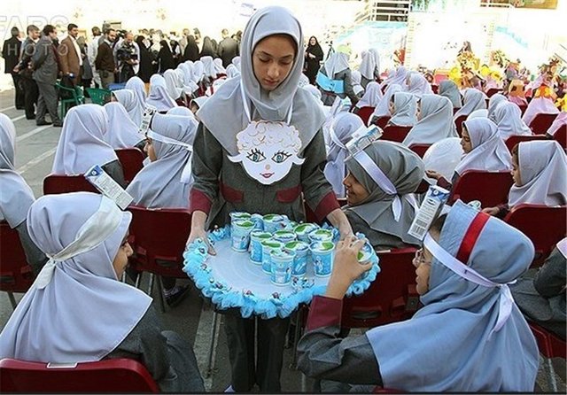 توزیع رایگان شیر در برخی مدارس شیراز و منطقه ارژن توسط رامک آغاز شد