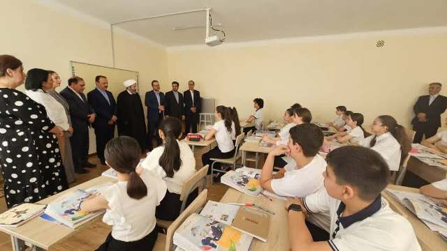 بازدید رئیس سازمان فرهنگ از مدرسه فارسی زبانان ارمنستان